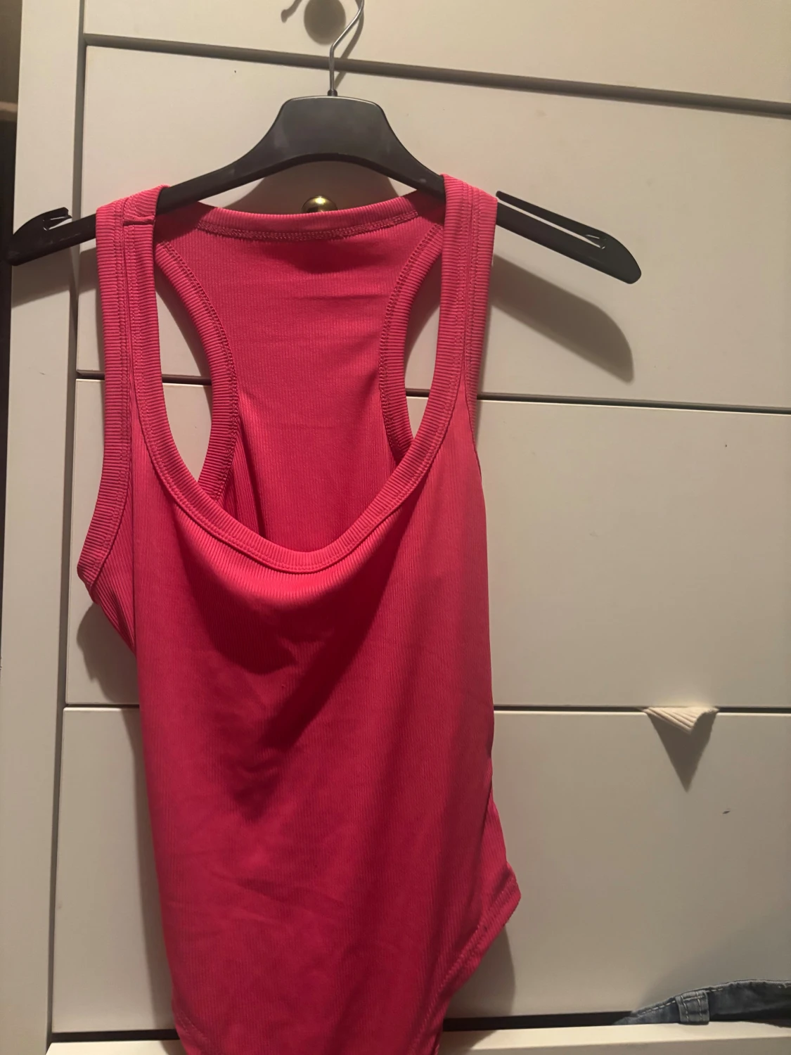 Rosa ribbad linnebody