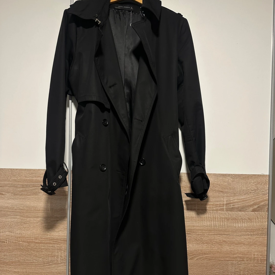 Svart trenchcoat från Zara Woman