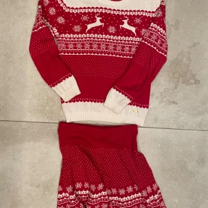 Juldräkt tröja och kjol  - Söt mönstrad juldräkt för barn. Mjuk bomull. Kjol med resår i midjan. 