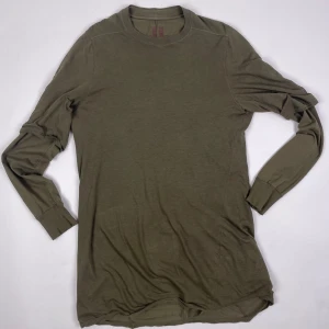 Rick owens Drkshdw Hustler Tee - Drkshdw Hustler Tee, smått skadad i stygnen i kragen, annars perfekt skick.