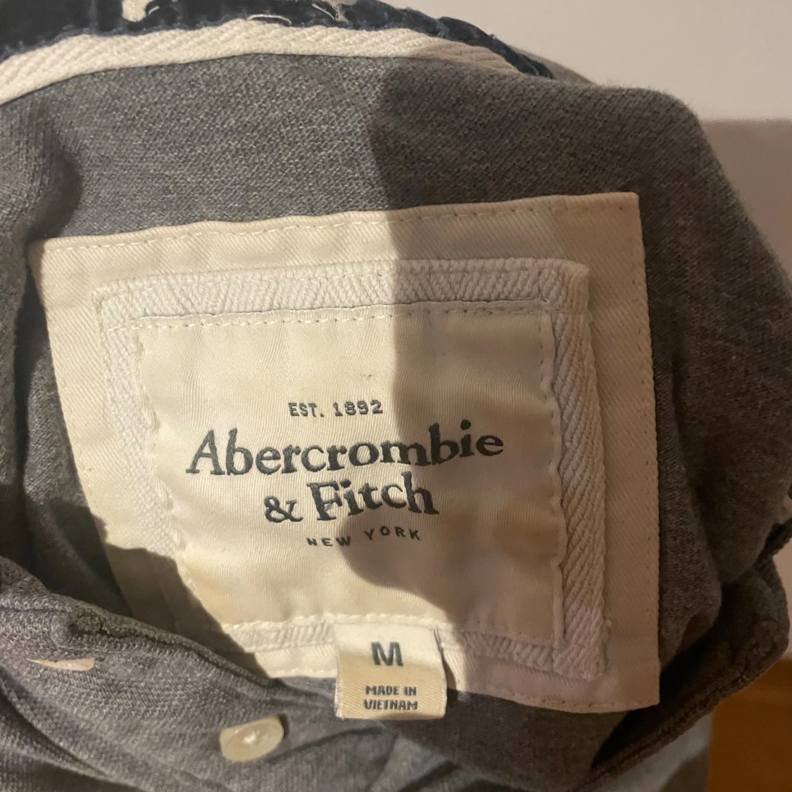 Grå piké från Abercrombie & Fitch - 1