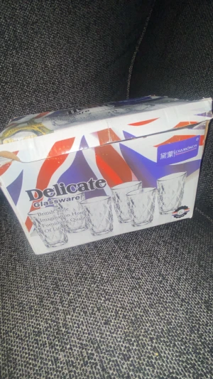 Delicate Glassware 6-pack - Snyggt set med 6 glas i kristallmönster från Diamonds. Perfekt för vardag eller fest. Förpackningen är öppnad men glasen ser oanvända ut. Klassisk design som passar alla hem.