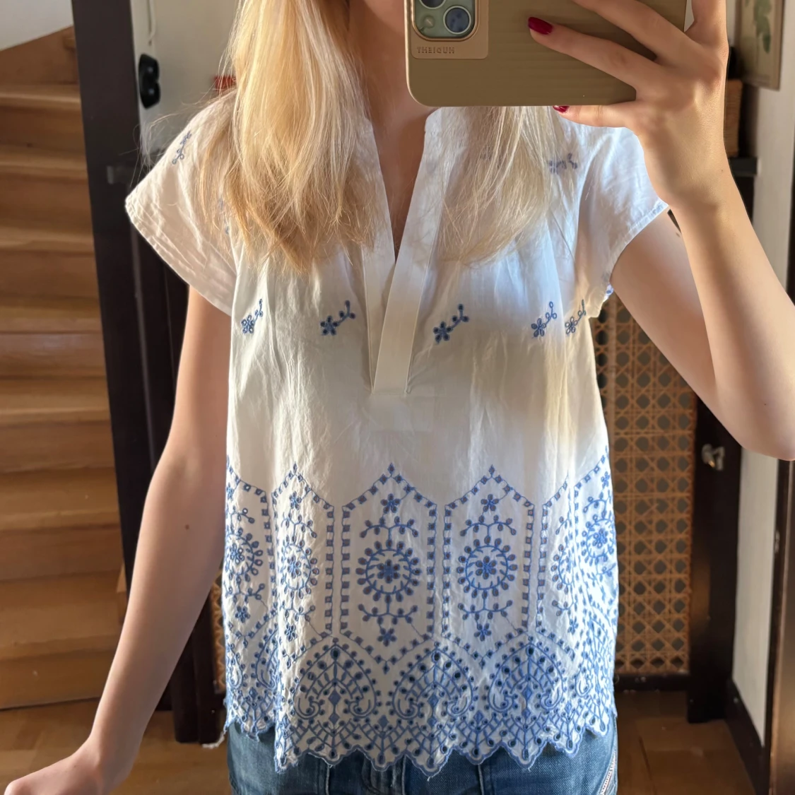 Vit blus med blå broderi Holly & White - 1