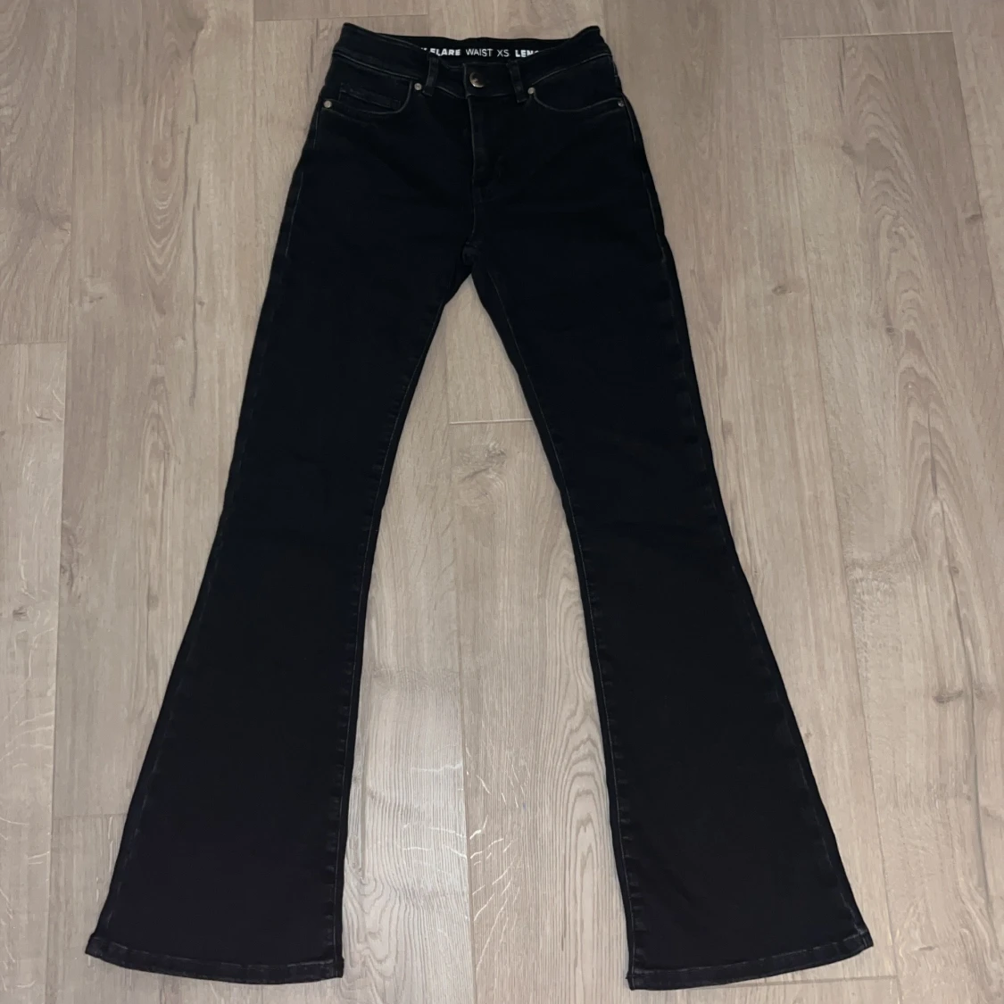 Svarta lågmidjade bootcut jeans från Never Denim