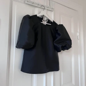 Supersöt blus - Blus perfekt till julafton eller nyår? Jätte fin kvalitet i lite grövre material. Strl M