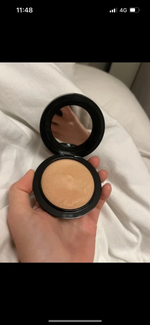 MAC Mineralize Skinfinish Medium Golden - MAC Mineralize Skinfinish Natural i färgen Medium Golden. Kompakt puder med mineralbas, ger en naturlig finish och glow. Rund dosa med spegel i locket, perfekt att ha med i väskan. Färgen är varm och gyllene, passar dig som gillar en solkysst look.