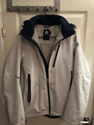 8848 Altitude Träningsjacka - 8848 Altitude vit träningsjacka, fungerar perfekt för all utomhusaktivitet inkl. Skidor, springa, m.m. Fungerar utmärkt till daglig användning. Använd väldigt lite utan märkbart smuts eller användning.