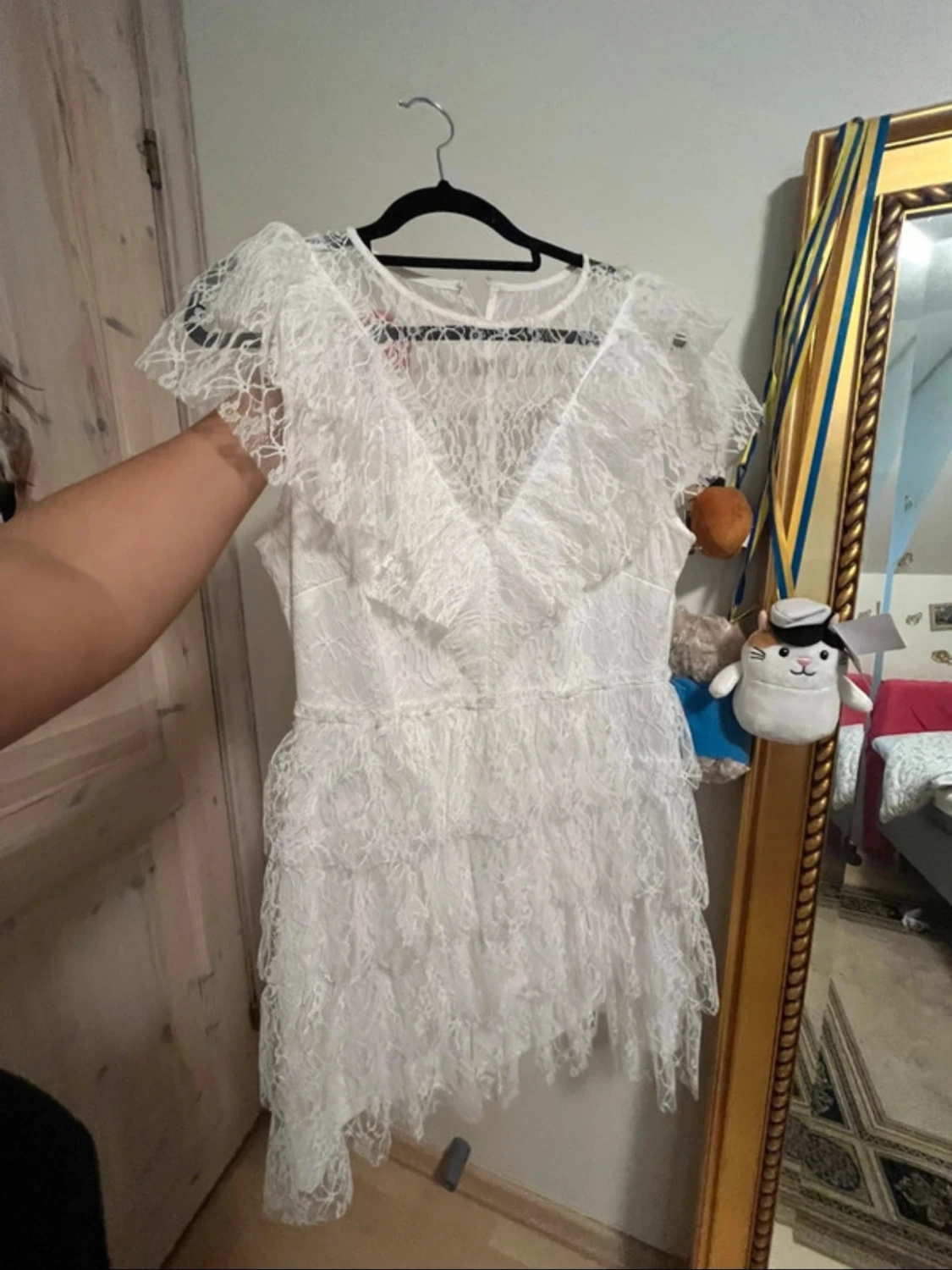 Vit studentklänning med spetsklänning och volanger - 4