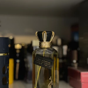 Ard Al Zaafaran- Safeer Al Oud även öppen för byte - Perfume Safeer Al Oud Eau de Parfum by Ard Al Zaafaran is an elegant combination of oriental Oud and precious roses.  The top notes of Safeer Al Oud are oudh, roses and spicy saffron.  Gujrun balm, sandalwood and patchouli follow in the heart note.  Incense, Oudh, cedar and guaiac wood complete the perfume in the base.  Safeer Al Oud is a men's perfume full of oriental elegance, with an emphasis on woody scents.  • Main accords: Oudh, musk, woody, patchouli, orienta.