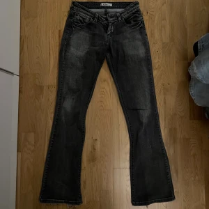 Lågmidjade bootcut Levi’s jeans - Gråa Levi’s jeans med låg midja och bootcut!! Passar som 34/36