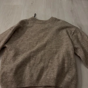 Beige stickad tröja från H&M - Beige stickad tröja knappt använd