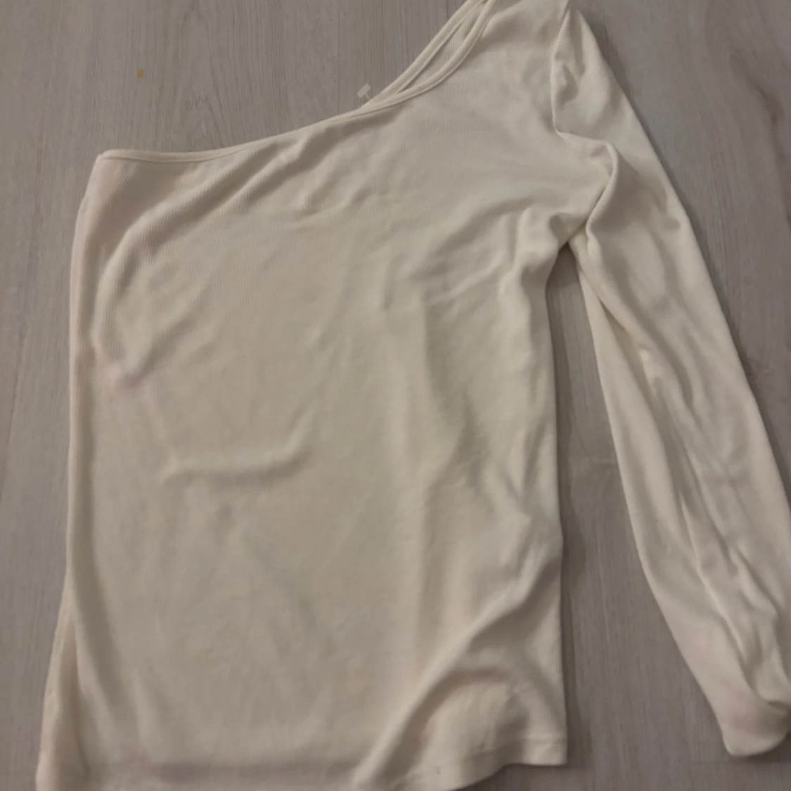 Vit oneshoulder långärmad topp