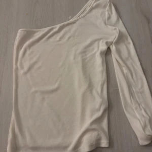 Vit oneshoulder långärmad topp - Lappen är borta men skulle gissa på storlek S