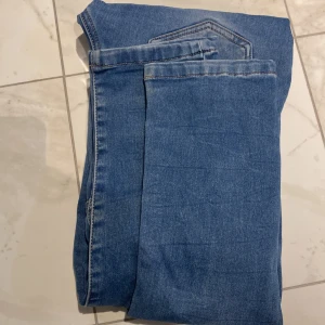 Blå relaxed fit jeans från LAB Industries - Snygga blå jeans från LAB Industries i relaxed fit-modell. Jeansen har klassisk femficksdesign, ljus tvätt med lätt slitning och raka ben. Materialet är hållbar denim och midjan är normal. Perfekt för dig som gillar en chill och avslappnad stil.