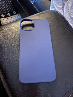 iPhone 14 plus - Jag säljer min iPhone 14 plus eftersom jag har köpt en ny mobil den är i jättebra skick inga sprickor alls bara några repor på kanterna och ett nytt fint blått skal följs med.