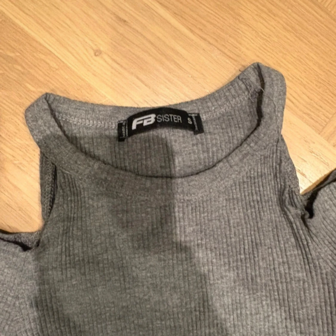 Grå ribbad offshoulder tröja FB Sister - 1