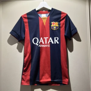 Fotbolls tröja  - Bilderna visar en FC Barcelona fotbollströja med Neymar Jr och nummer 11 från säsongen 2019.