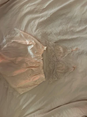 Sexig pyjamas spets sett  - Sexig pyjamas spets sett, använt få gånger. Med spets och siden.