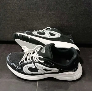 Di0r skor  - Jag säljer mina finna Di0r skor dom är 42 och dom är jättebra och populära dom är använda ett par gånger men helt nya om bara tar en papper och tar bort gruset om du är intresserad av att köpa då kan dy konta mig och den är använd en dag bara men den är ren med har bara 3 jättesmå svart fläckar men dom går att ta bort 