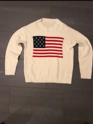 USA stickad tröja  - Säljer nu en riktigt snygg stickad tröja från usa som är i ett riktigt skönt material. Perfekt nu när det blir lite kyligare 