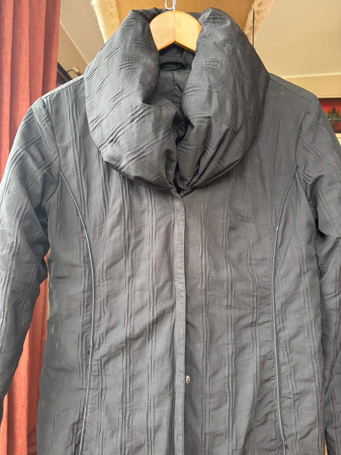 Svart lång insvängd dunjacka - 2