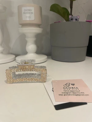 Super fin hårklämma  - Just denna färg ” Golden sparkle” finns det endast 1 st kvar av just nu! Vi har ett fast pris vid köp av en prudukt! men ett erbjudande vid köp av två hårklämmor 189 kr för två!😍våra hårklämmor har en otrolig kvalitet💗hör av er vid frågor eller intresse!💗💗