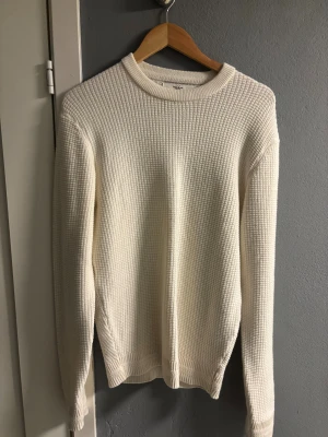 Vit stickad tröja från River Island - Säljer en vit stickad tröja från River Island i storlek S. Väldigt fint skick. Pris kan diskuteras tveka inte på att höra av dig vid minsta fråga!