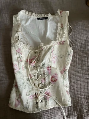 Blommig korsett från Gina Tricot - Blommig korsett från Gina Tricot, aldrig använd.