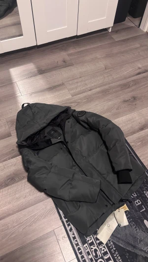 Canada goose mc miller - Väldigt skön och varm på vintern. Lite töjningar på högra ärmen