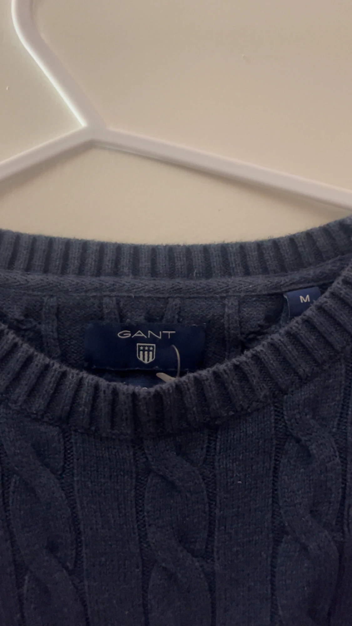 Mörkblå kabelstickad tröja från GANT - 1