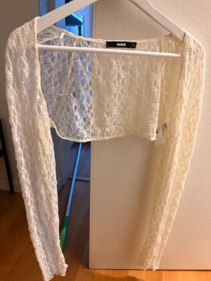 Spetsbolero  - Snygg spets bolero från Bikbok, aldrig använd. Som ny!