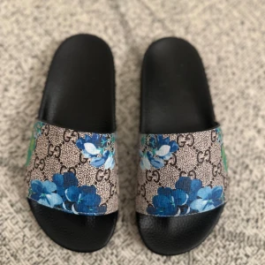 Gucci tofflor  - Storlek 38, jag har 37 de funkar utmärkt för mig med. Oanvända 