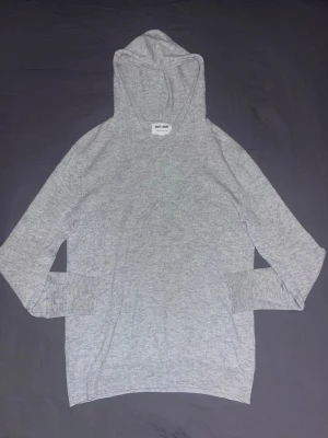 Soft goat Kashmir hoodie - Jag säljer en grå Kashmir hoodie från Soft goat. Storlek 146/152. En riktigt stilren skön hoodie 🎄