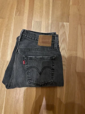 Levis 501 straight  - Levis 501 (nya) 30/32 grå)