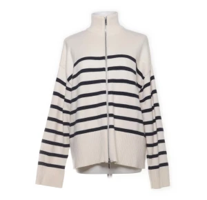 Randig stickad kofta med dragkedja - Säljer en så fin och skön krämvit stickad kofta! Den är väldigt skön och sticks inte alls, lite tyngre i materialet!😍😍