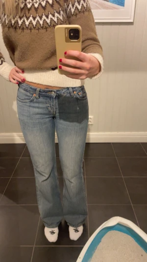 Nova Low slim bootcut jeans - Vintage ljusblå, lågmidjade jeans från Weekday. Säljer då de är för tajta på mig. Jag är 170 cm lång. Storlek w26, L 32