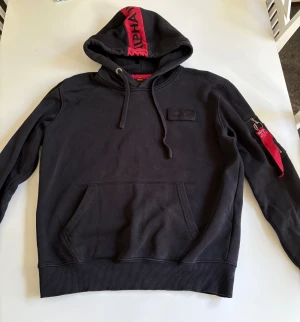 Alpha Industries strl.M - Hoodie från Alpha Industries i mycket bra skick. Storlek M.