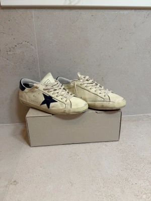 Golden Goose Superstar - Golden Goose Superstar i storlek 44. Fick dem i present 5 augusti men tyvärr för stora (jag har 42), därför säljs de. Använda väldigt lite, mest första veckan i skolan. Skick ca 8/10 – ser lite sämre ut på bild än i verkligheten. Äkta, box + dustbag ingår.  Mitt pris: 2499 Pris kan diskuteras vid snabb affär.
