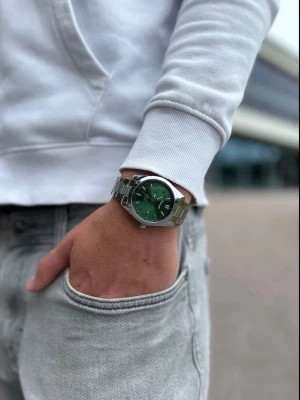 Grön klockan från Doventi  - Stilren herrklocka från Doventi med blå urtavla och silverfärgat armband i metall. Klockan har datumvisning och klassisk rund form med tydliga indexmarkeringar. Perfekt accessoar för dig som gillar en clean och modern look.