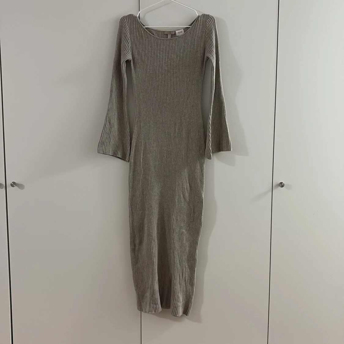 Ribbad långklänning från H&M