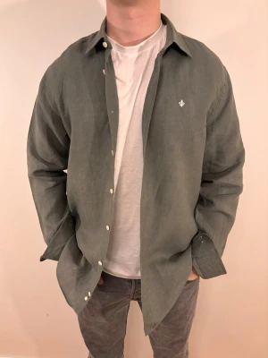 Grön linneskjorta från Morris - En stilren skjorta från Morris Stockholm. Second hand men i bra skick utöver att den saknar etikett i kragen✨ Tvättad och struken – redo att användas direkt.              . Perfekt för vår/sommar. Casual på stranden eller party. Inga defekter och regular fit.  Storlek 👔: L (saknar etikett) Nypris 💰: ca 1 200 kr 