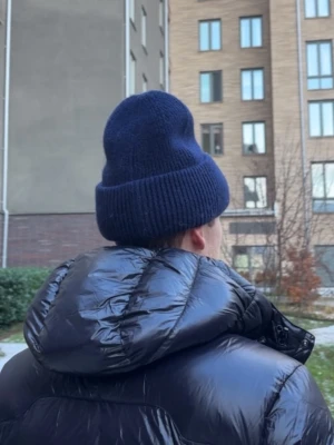 Marinblå mössa med satin - Vi är ett UF-företag som säljer stickade mössor med innertyg av satin som bevarar fukten i håret/motverkar friss och håller frisyren på plats✨Dessa mössor passar både killar/tjejer. Mössorna finns i flera färger i vår profil. Kontakta oss vid frågor💕