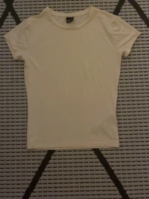 GUL t-shirt från Gina Tricot - skit snygg tajt gul tröja ifrån gina.Super skönt materiel och väldigt skön att ha på sig.Perfekt för dig som gillar något snyggt men ändå skönt!💛