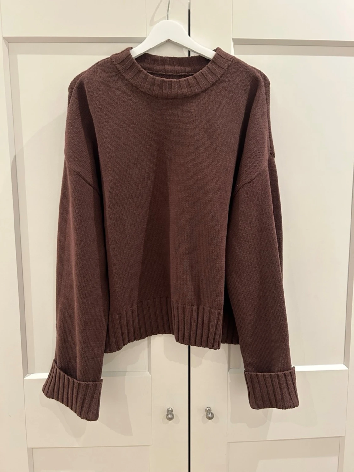 Stickad tröja med vikta armar  - 2