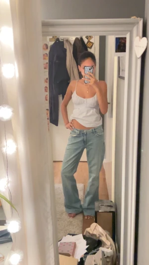 Ljusblå låg midjade flared jeans - Säljer mina flared trf lågmidjade jeans från Zara då jag köpte två olika storlekar. Dem är i storlek 34 men är väldigt stora i storleken, jag har storlek 25-26/34 i jeans i vanliga fall & är 171! Har fler bilder så skriv ifall de behövs!💞