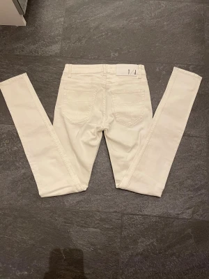 Vita jeans från T/J - Snygga vita jeans från Tiger of Sweden Jeans. Storlek 27/32.