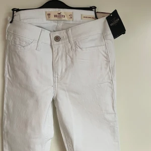 Helt nya hollister jeans  - Helt nya hollister jeans med lappen kvar  Nypris 532:-  W23 L30  Skinny stretch 