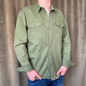 Overshirt med slitningar  - Tja! Säljer denna schyssta overshirt med slitningar! Den är i princip nyskick!! Vid minsta fråga eller fundering hör av er 🤝