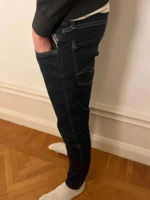 Replay jeans - Säljer dessa sköna Replay jeans i modellen anbass. Perfekta för dig som vill se stilig och fräsch ut. Jag på bilden är 184cm lång och väger ca 68. Skulle även säga att den passar dig som är lite kortare. Hör av dig vid frågor och funderingar!