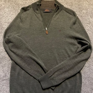 Morris half zip - Säljer nu min Morris half zip. Den är använd ca 2-3 gånger och har nu blivit för liten för mig därför säljer jag den. Skick 9/10. Nypris är 1800, men mitt pris är 499🤩 priset ej hugget i sten 